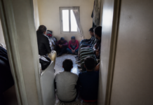 Piso patera en Benítez con siete inmigrantes y dos menores