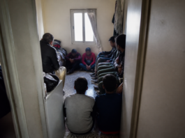 Piso patera en Benítez con siete inmigrantes y dos menores