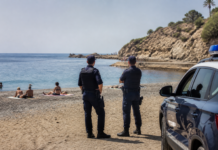 La Policía despliega un operativo en la playa de El Trampolín