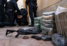 Detenidos en Barcelona con un fusil y cientos de kilos de droga