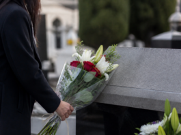 Tumba de Paquirri recibe flores en plena polémica familiar