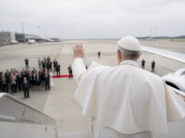 León XIV deja Francia tras cerrar su quinto viaje apostólico