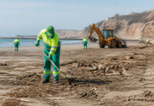 Servilimpce limpia la playa de Benítez tras el desalojo