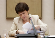 La ministra de Vivienda rebusca sus papeles para responder