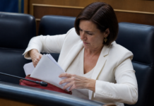 La ministra de Vivienda rebusca sus papeles para responder