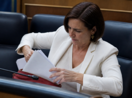La ministra de Vivienda rebusca sus papeles para responder
