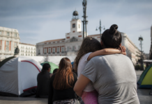 Las mujeres de Cañada Real acampan en Sol tras frenar un derribo
