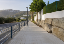 Estepona estrena 2,3 kilómetros de acerado hacia La Alquería