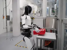Tesla pide a sus empleados entrenar a Optimus, pero se resisten