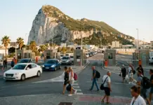 Qué hace falta para entrar en Gibraltar tras el fin de los controles en la Verja Coches y peatones cruzan el paso fronterizo entre La Línea de la Concepción y Gibraltar con el Peñón al fondo