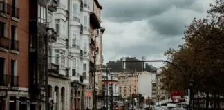Tranvía y Bilbobus chocan en Bilbao: seis heridos image