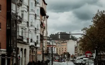 Tranvía y Bilbobus chocan en Bilbao: seis heridos image