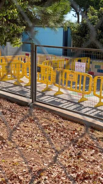 Caos y riesgo en la salida del CEIP Jardín Botánico de Mijas 1 Caos y riesgo en la salida del CEIP Jardín Botánico de Mijas 1