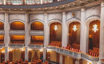 Asamblea: la bronca política que encendió Madrid image