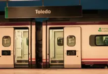 Fátima Báñez sigue desaparecida tras el accidente de tren image