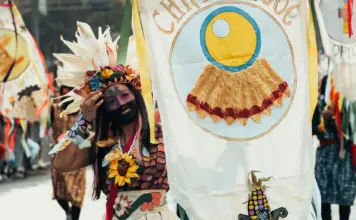 Isabel Díaz Ayuso desfile y el saludo que sorprendió image