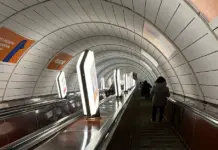 jaime lannister sorprende en el metro de Kyiv jaime lannister sorprende en el metro de Kyiv image