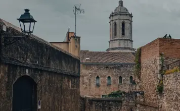 Girona guarda un pueblo con aire de la Toscana image