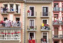 Vito Quiles Pamplona culmina su acto con fuerte tensión Vito Quiles Pamplona culmina su acto con fuerte tensión image