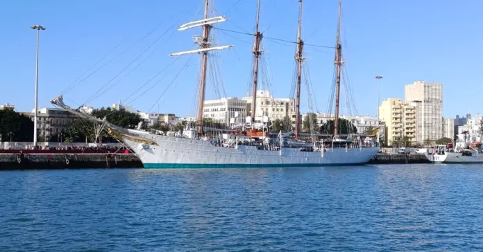 Buque de guerra frente a Ceuta bajo investigación image