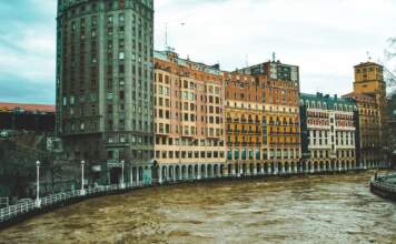 Casco viejo de Bilbao, bajo el agua tras el temporal image