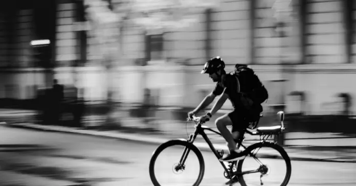 Bicicleta y DGT: las normas que evitan multas y riesgos Bicicleta y DGT: las normas que evitan multas y riesgos image