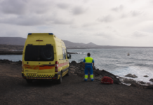 Muere un hombre tras ser rescatado del mar en Haría