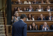 Sánchez vuelve al congreso de los abucheos entre rumores electorales