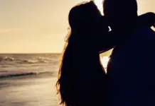 Mua: el invento chino que permite dar besos a distancia