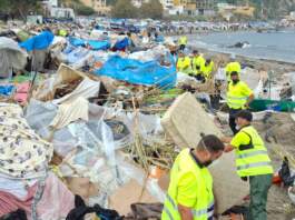 Así avanza la limpieza de la playa del Trampolín tras el desalojo