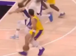 Doncic deja a Sabonis sin zapatilla y clava un triple