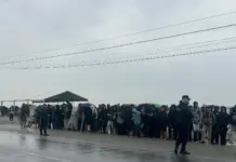 Más de 50 menores bajo la lluvia esperan un destino digno
