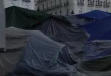 Lluvia y decretos insuficientes: tensión entre acampados en Sol