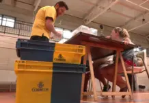 Feijóo cuestiona a Correos y aviva las dudas sobre el voto postal