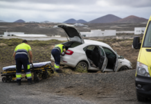 Dos heridos tras la salida de vía de un vehículo en Tinajo