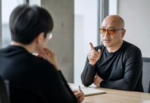 Hideki Kamiya corrige a un periodista sobre mujeres directoras