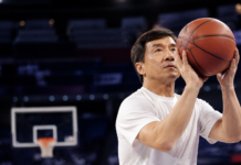 Jackie Chan deja sin palabras a la NBA con su puntería a los 72