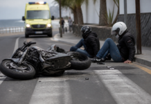 Dos ocupantes de una moto heridos al chocar en Garachico