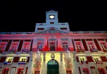 Madrid tiñe la Real Casa de Correos con los colores de España