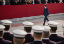 Así fue la llegada de Sánchez entre abucheos al desfile
