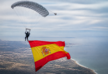 Así fue el salto en paracaídas con la bandera de España