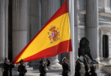 Así izaron los militares la bandera por el 12 de octubre