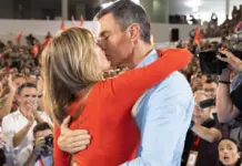 Sánchez sorprende con un beso a Begoña Gómez ante el 29-N