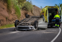 Una persona resulta herida tras volcar su coche en La Laguna