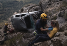 Una mujer herida tras caer su coche a un barranco en Valverde
