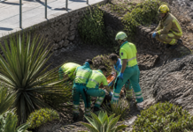 Dos heridos tras caer desde un muro en Playa de Troya