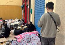 Mantas y cartones: 50 menores migrantes esperan acogida