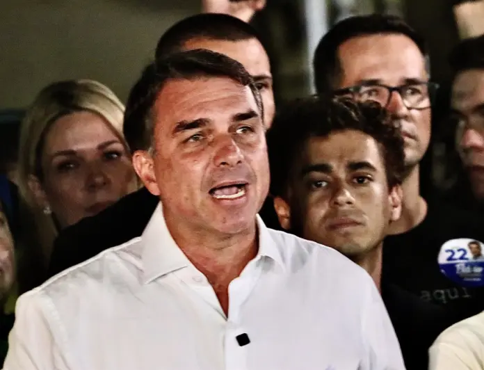 Brasil.- El Supremo brasileño prohíbe a Flávio Bolsonaro salir del país por un caso de blanqueo de capitales