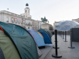 La acampada por la vivienda aplaza una exposición en Sol