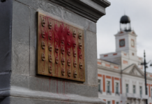 La placa de las víctimas de ETA aparece vandalizada en Sol
